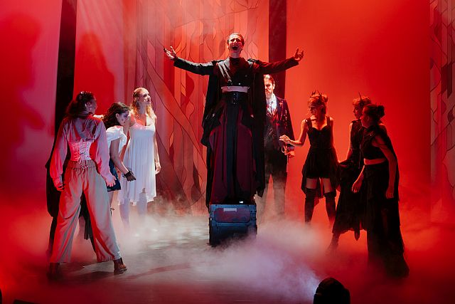 Mystischer und in Liebe entbrannter Graf Dracula bei der Musical Inc.