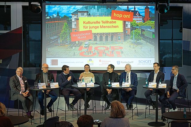»hop on« für junge Menschen am Staatstheater Mainz