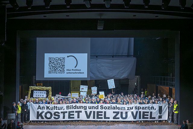 Große Protestaktion der Stuttgarter Kultur bei »Hamlet«-Premiere
