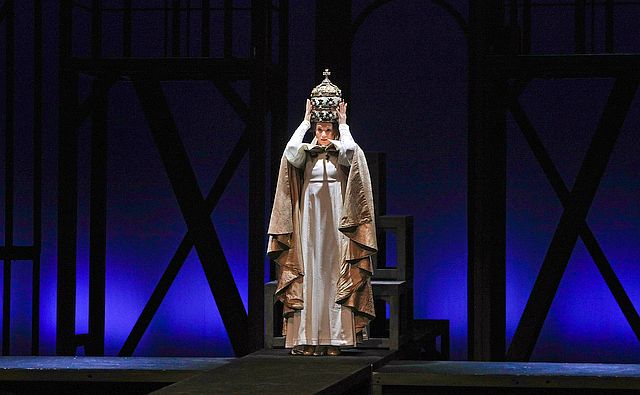 Anna Hofbauer als DIE PÄPSTIN im Festspielhauses Neuschwanstein