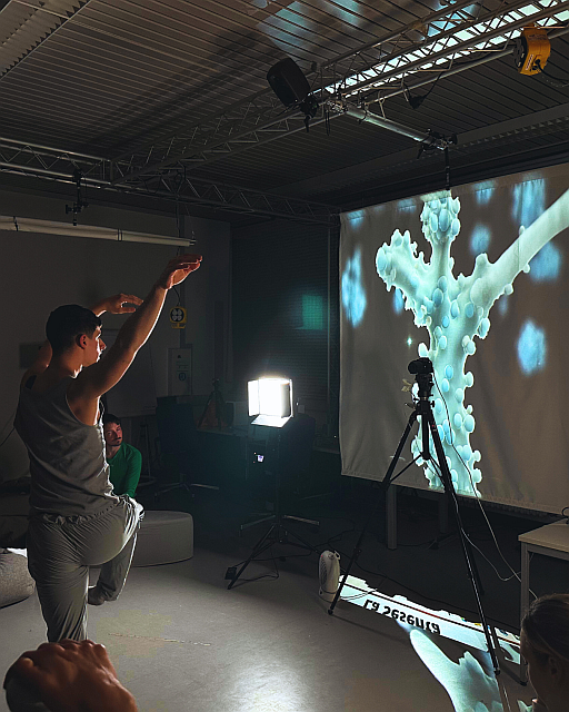 KI-Installationsperformance des Hessische Staatsballetts im Kunsthaus Wiesbaden