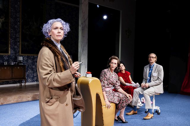 Schwarze Komödie »Ich bin wie ihr, Ich liebe Äpfel« am Schauspiel Frankfurt