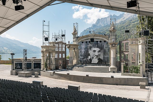 Erste Bilder zeigen das spektakuläre Bühnenbild von CHAPLIN – DAS MUSICAL