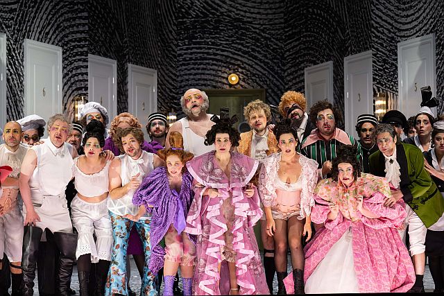 Extravagante Komödie »Il viaggio a Reims« bei den Salzburger Festspielen