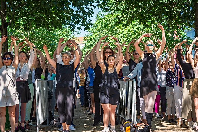 Weltrekordversuch: Die größte Ballettklasse der Welt in Chemnitz