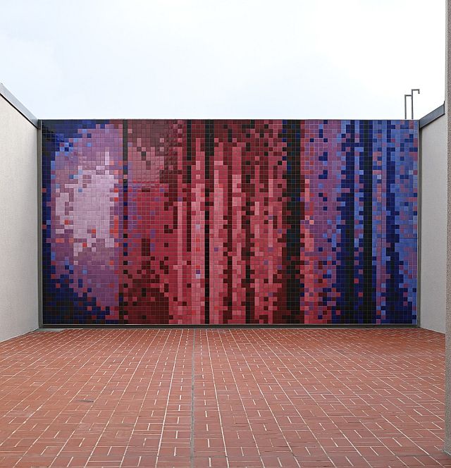 »Glass Curtain« von Shannon Bool in den Patios der Oper Köln eingeweiht